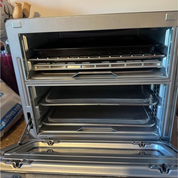 Pampered Chef Deluxe Air Fryer & Oven with Bakeware set - Picture 2 of 5